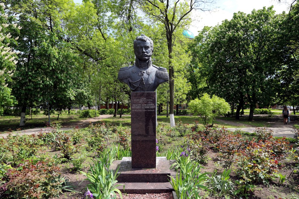 Бюст В.В. Орлова-Денисова в Александровском парке, Новочеркасск