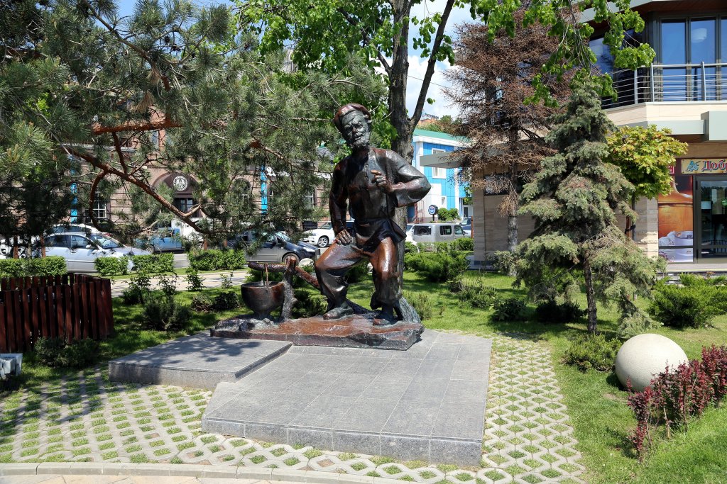 Скульптура "Дед Щукарь" на набережной Дона, Ростов-на-Дону