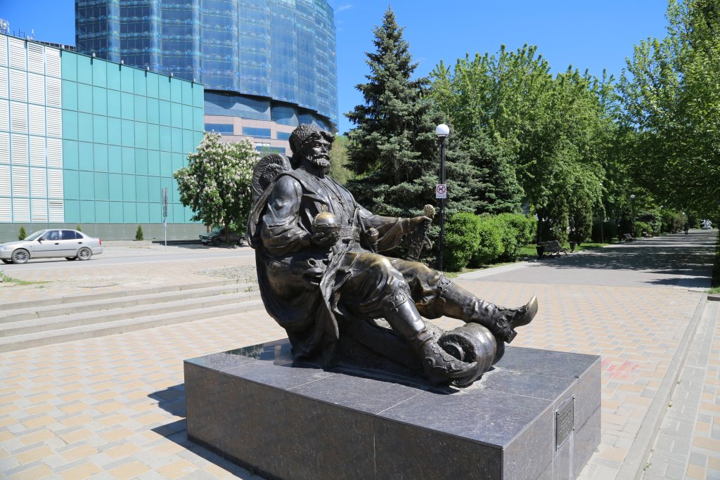 Скульптура "Батюшка Дон" на набережной Дона, Ростов-на-Дону
