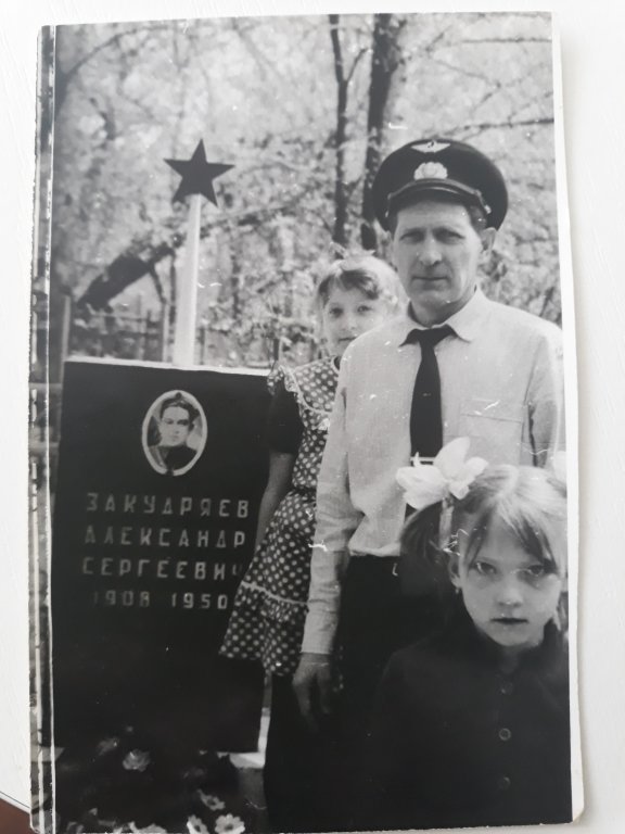 Закудряев Г.А.с дочками у могилы отца 1984г, Рассказово