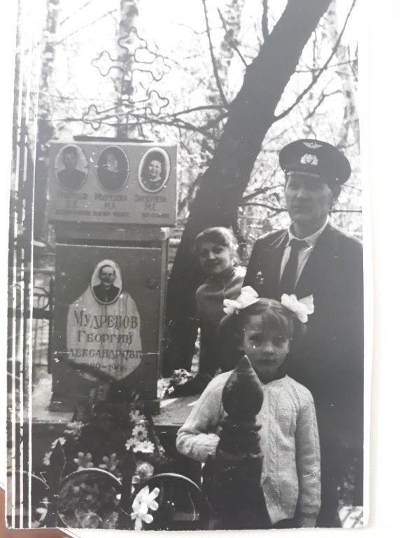 Закудряев Г А с дочками у могилы родственников 1984г, Рассказово