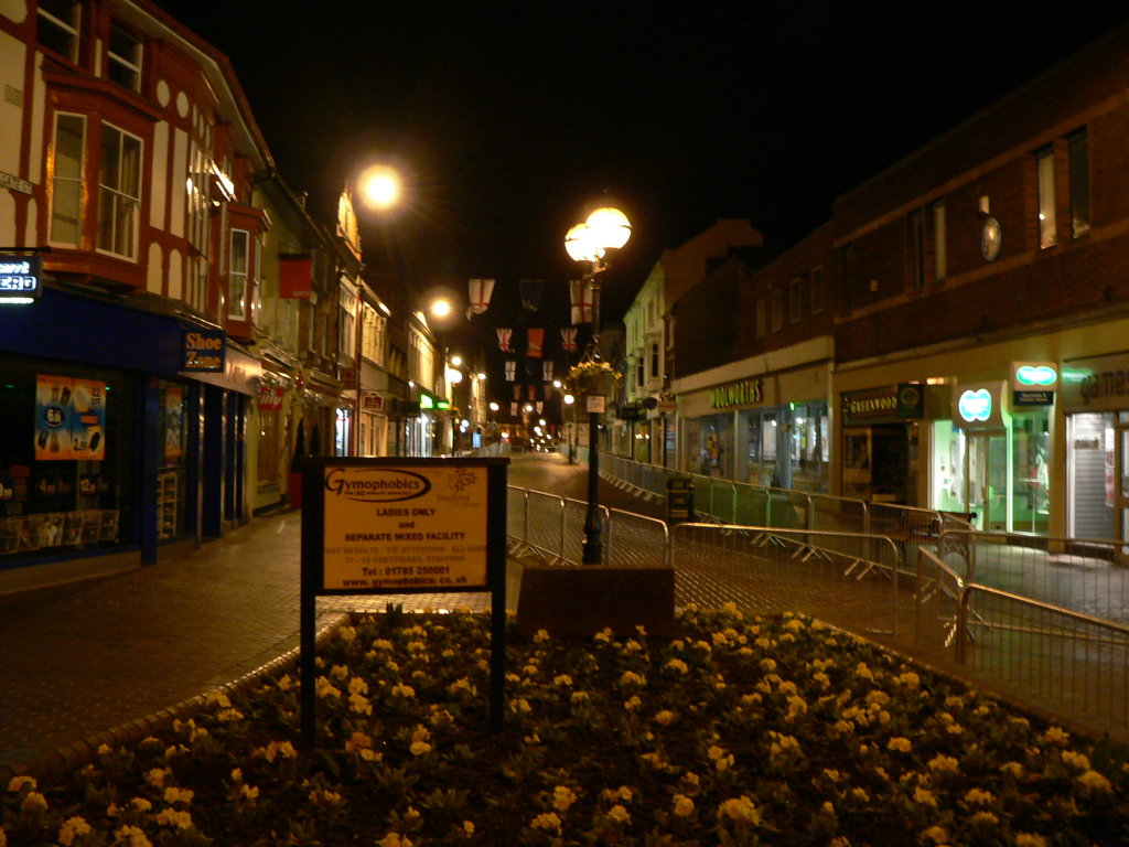 Central street of Stafford at night, Стаффорд