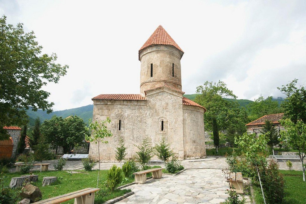 Село Киш, Албанский храм, Шеки