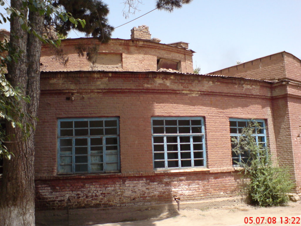 Старое здание в шк. №1, внутри территории школы, Денау