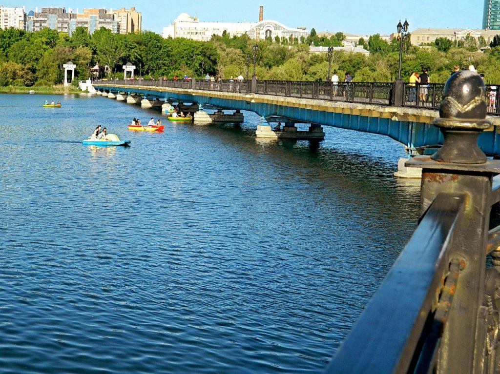 Вид на мост через пруд из парка им.Щербакова, Донецк