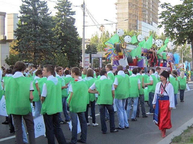 Зеленая карнавальная группа шествия в честь Дня города и Дня Шахтера, Донецк