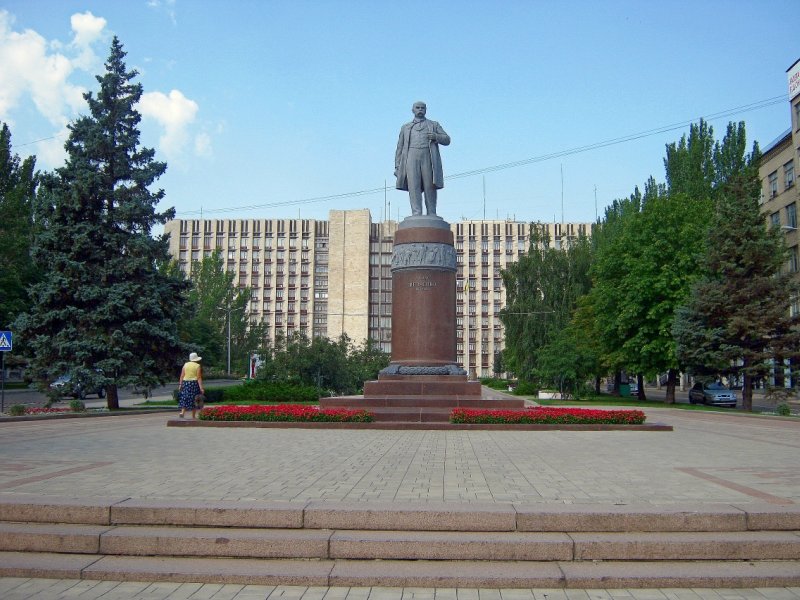 С памятника  Т.Г.Шевченко начинается одноименный бульвар, Донецк