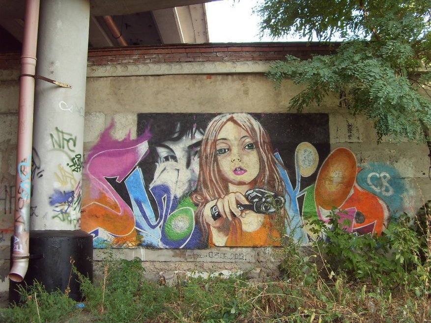 Граффити под мостом-путепроводом по проспекту Ильича в районе Мотеля, Донецк