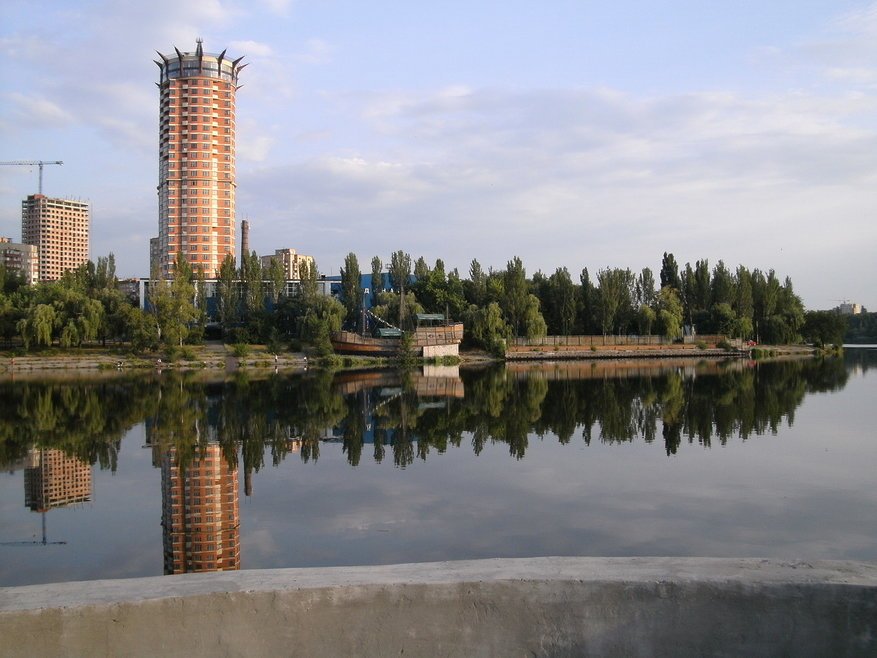 Вид с моста-дамбы по проспекту Дзержинского (маршрут трамваев № 9 и 10) на центр, 2009 г., Донецк