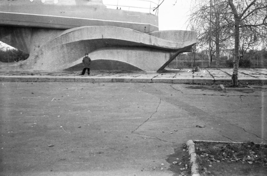 катер   низ постамента 1980 год, Жданов