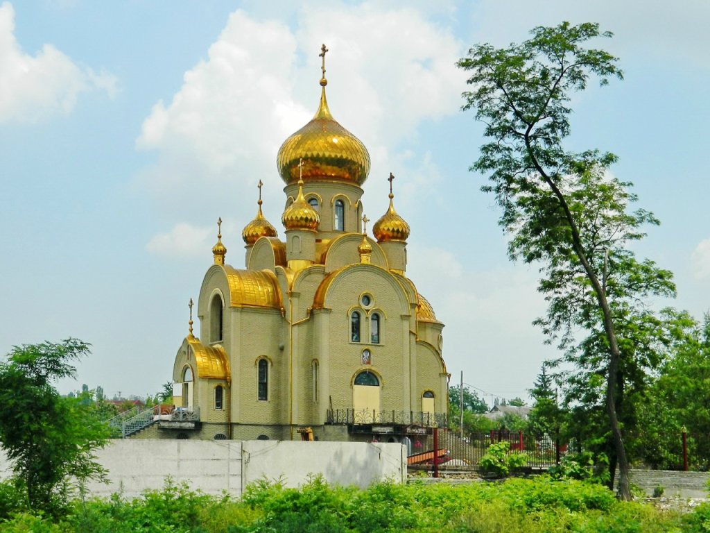 Вид на Свято-Иверский храм с дороги Донецк - Шахтерск, Харцызск