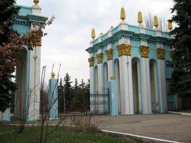 Архитектурный вход в парк им. А.П.Чехова, Харцызск