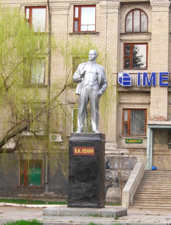 Памятник Ленину на ул. Адамца, Харцызск
