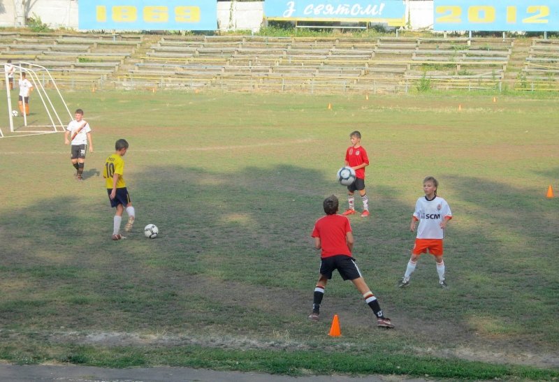 На городском стадионе, тренировка юных футболистов, Харцызск