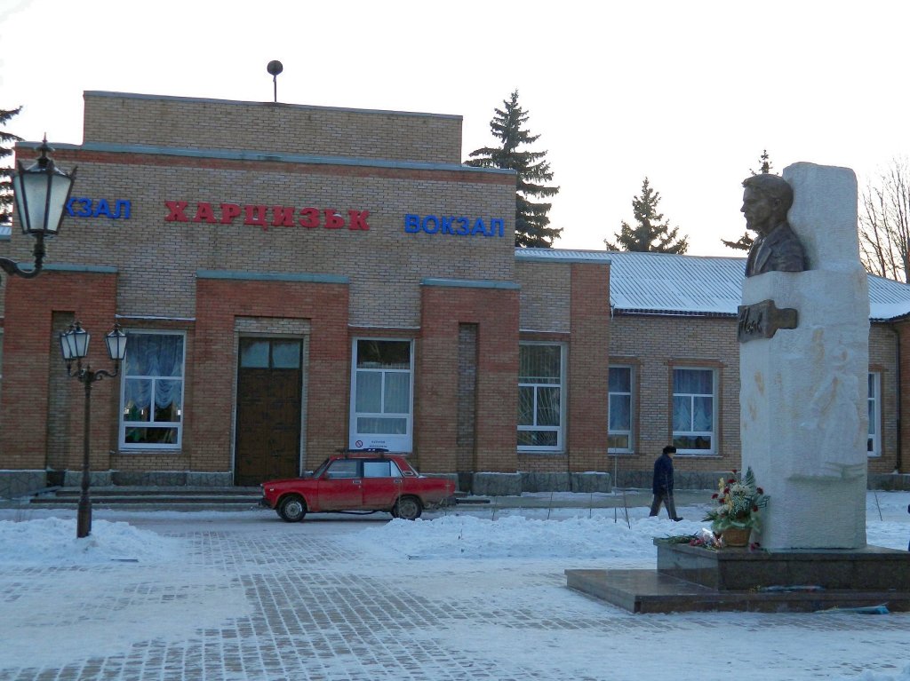 Памятник А.П.Чехову перед вокзалом ж/д станции, Харцызск