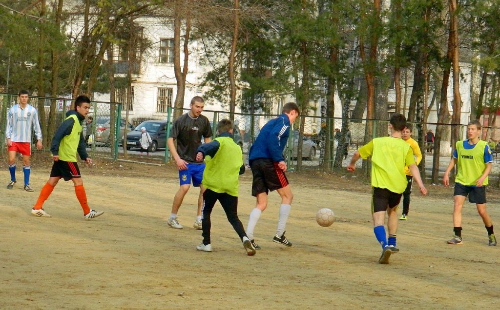 Тренировка юных спортсменов на спорт площадке в центре города, Харцызск