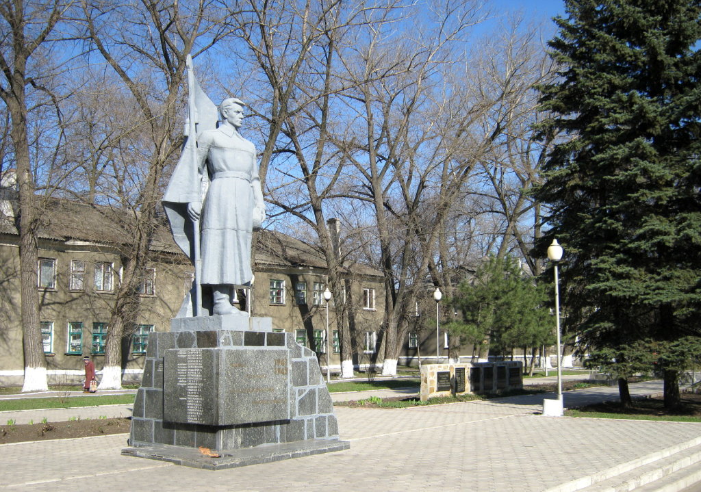 Памятник погибшим в войне 1941 - 1945гг. над вечным огнем, Харцызск