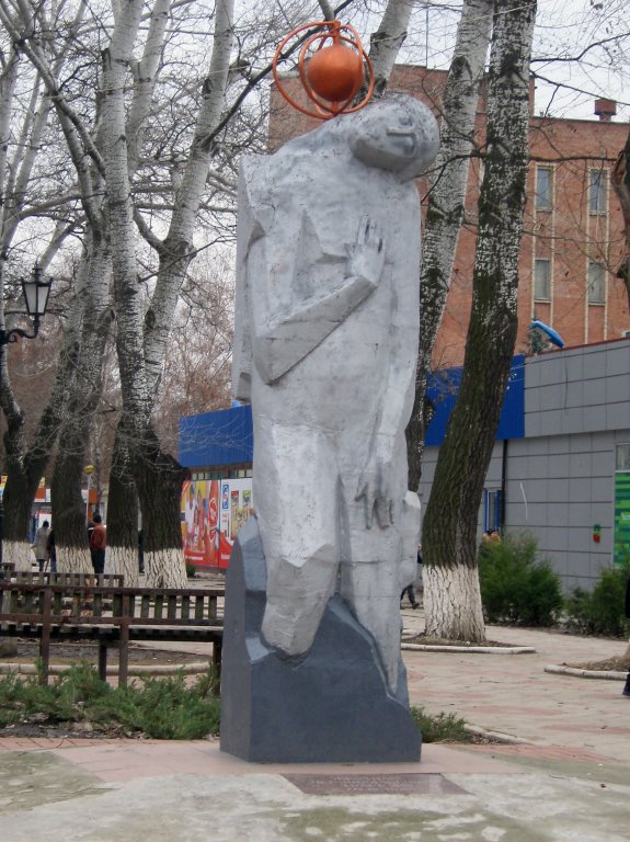 Скорбная фигура женщины, памятник чернобыльской трагедии, Харцызск
