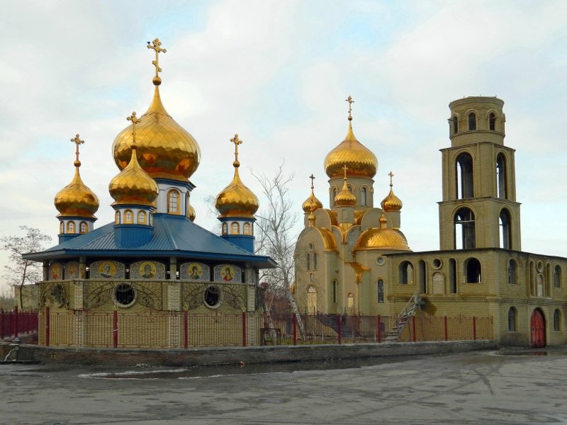 Вид на комплекс Свято-Иверского храма у родника, Харцызск