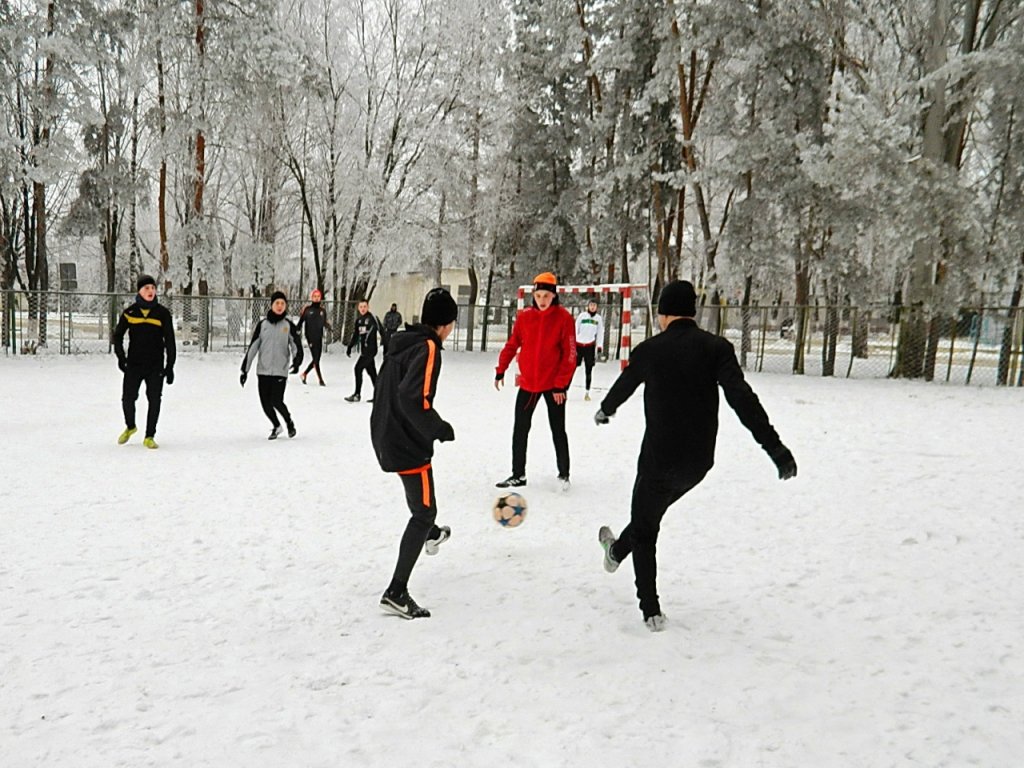 Зимняя тренировка юношей-футболистов на спортплощадке в центре города, Харцызск