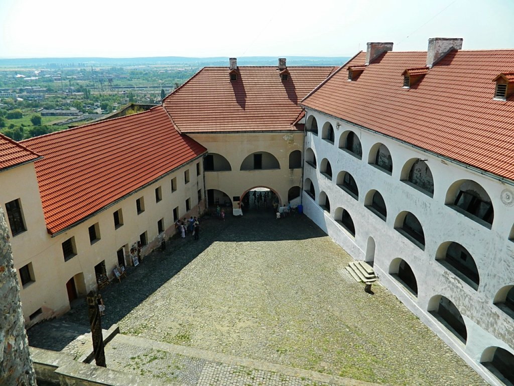 Древний замок Паланок, двор среднего замка(вид с верхнего замка), Мукачево