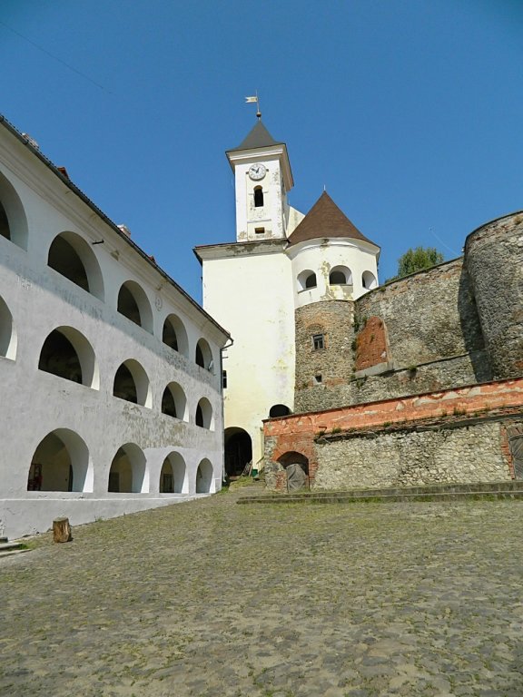 Древний замок Паланок, вид со двора среднего замка на башню с часами, Мукачево