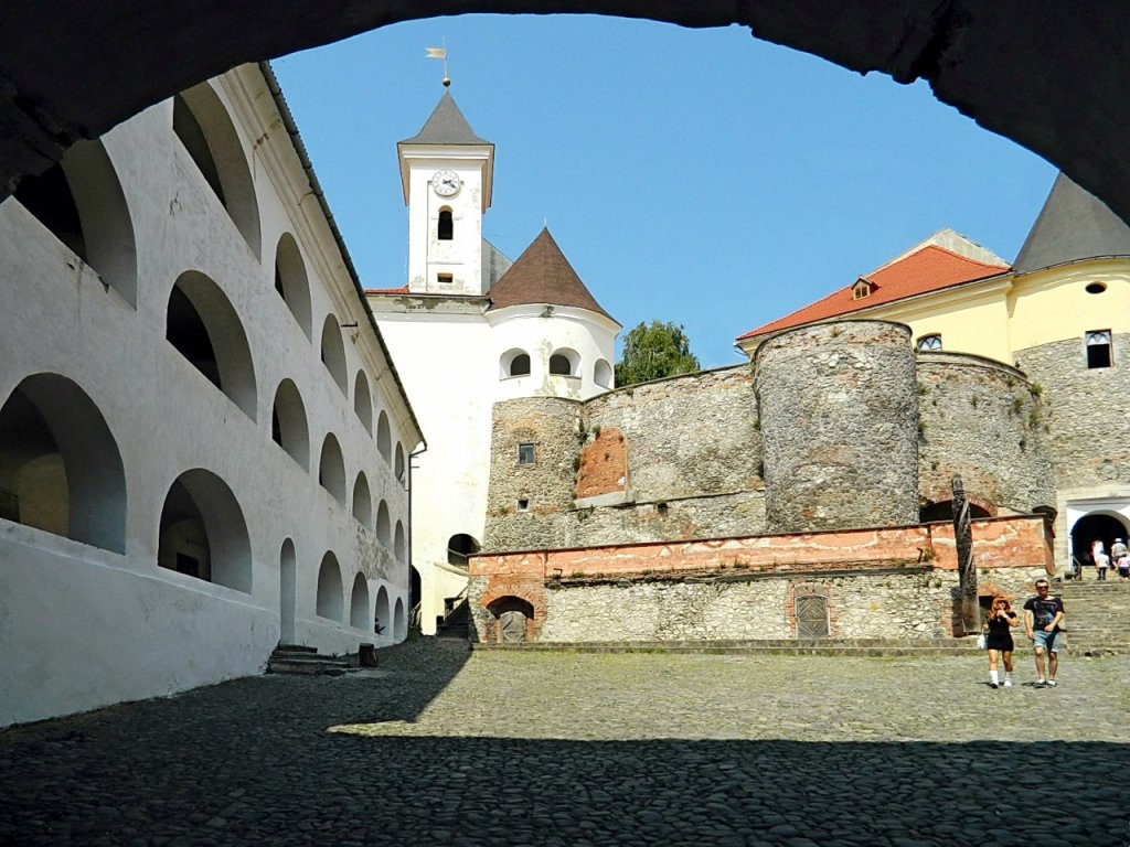 Древний замок Паланок, двор среднего замка, Мукачево