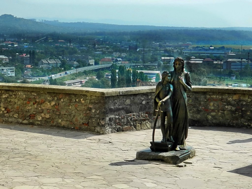 Древний замок Паланок, памятник женщине -легенде Илоне Зрини и Ференцу II Ракоци, её сыну, Мукачево