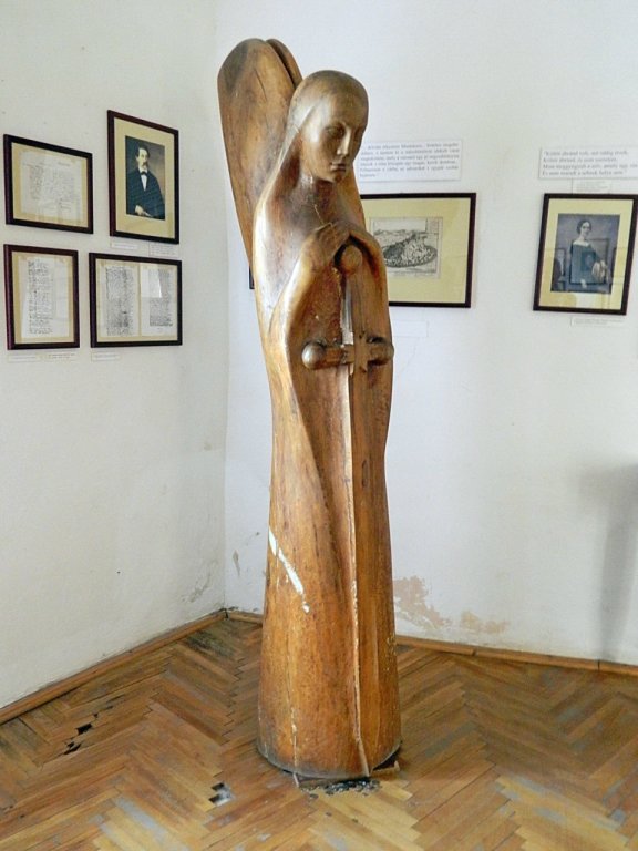 Древний замок Паланок, скульптура ангела(дерево) в музее замка, Мукачево