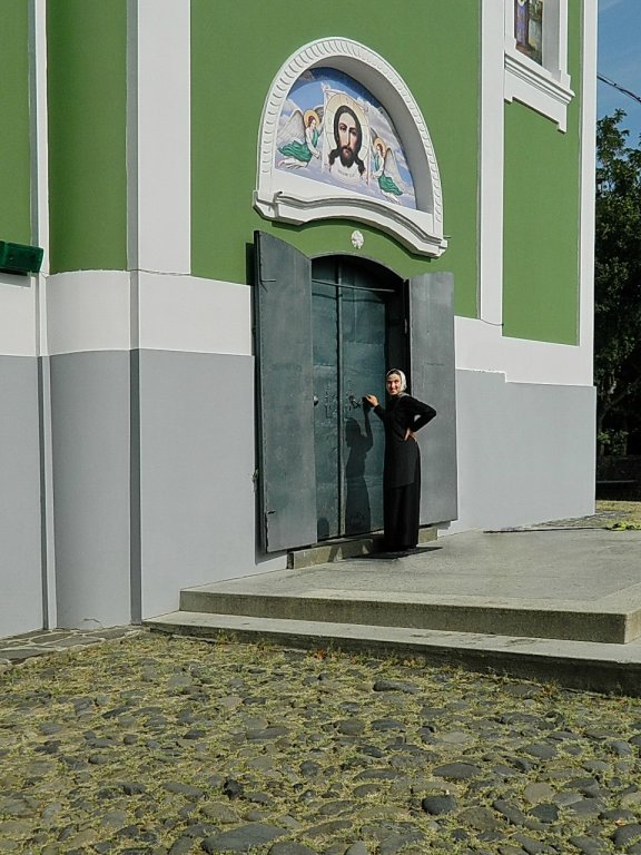 Монашка у дверей Свято-Николаевского храма женского монастыря, Мукачево
