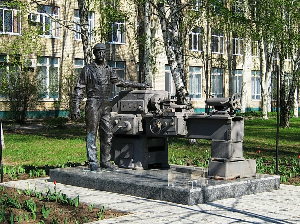 Мелитополь, памятник токарю у здания технологического техникума, Мелитополь