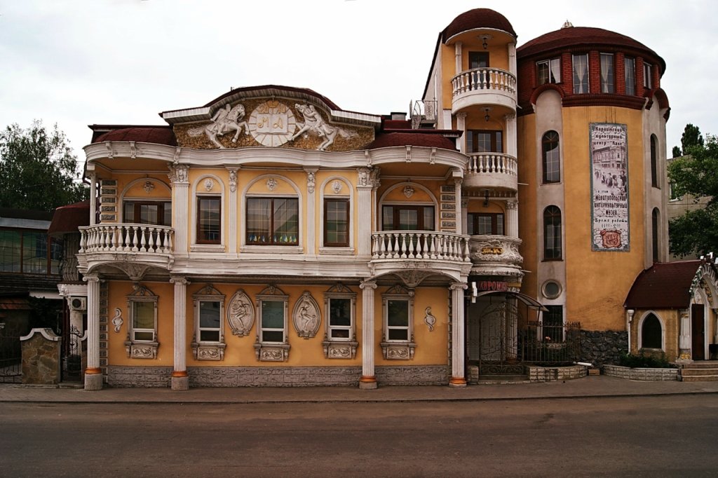 Мелитополь, маленькое архитектурное чудо -- здание караимского ресторана и кафе, Мелитополь