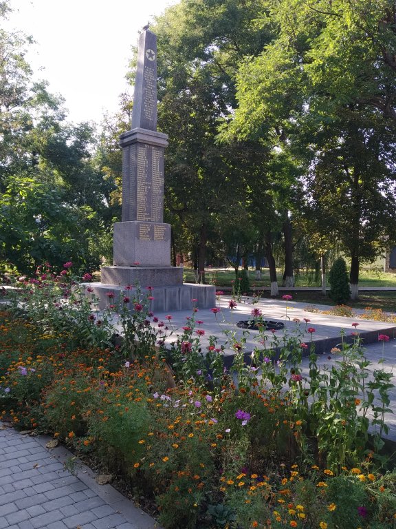 Памятник воинам-землякам, погибшим в ВОВ, Фрунзовка
