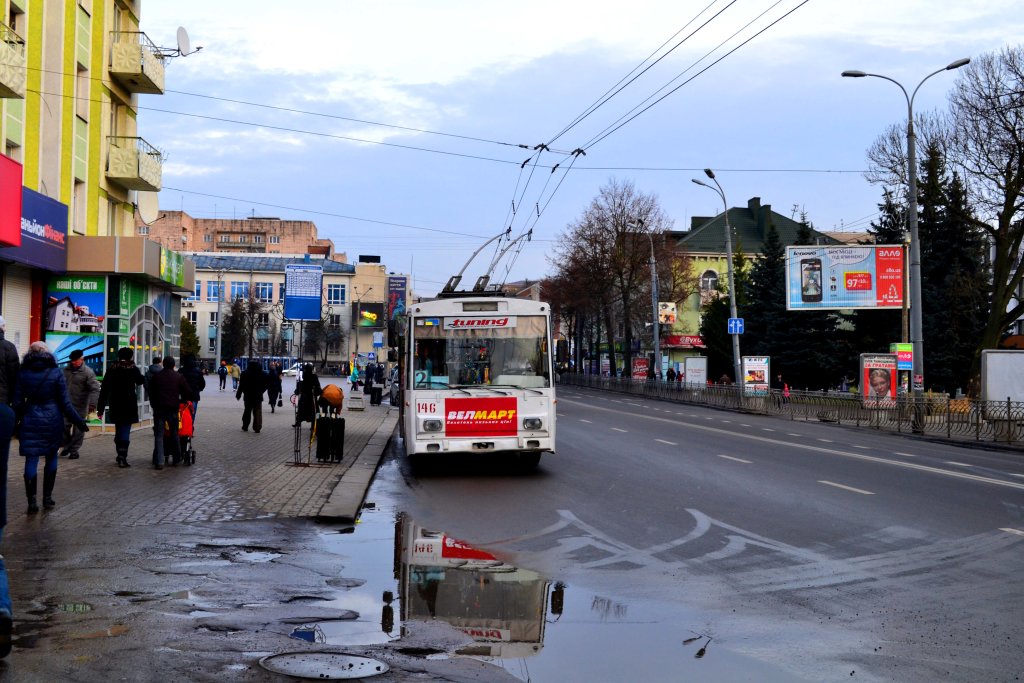 город Ровно - Тролейбусная остановка в центре города, Ровно