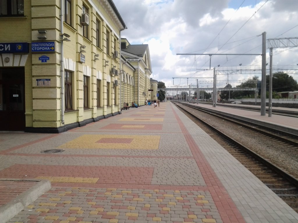 Вокзал-Севастопольская сторона, Лозовая