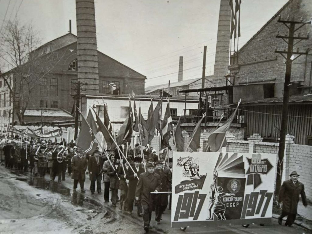 1977 рік, Святкова демонстрація робітників Мерефянського скляного заводу, Мерефа
