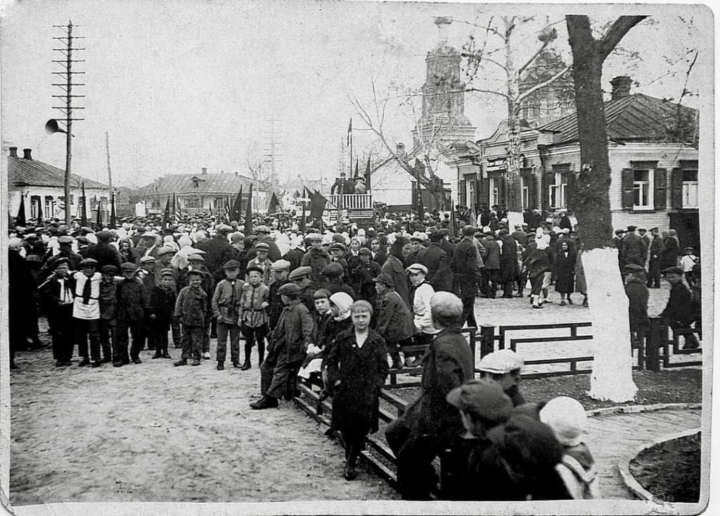 1934 рік. Мітинг відбувався на нинішній вул. Савченко, Мерефа