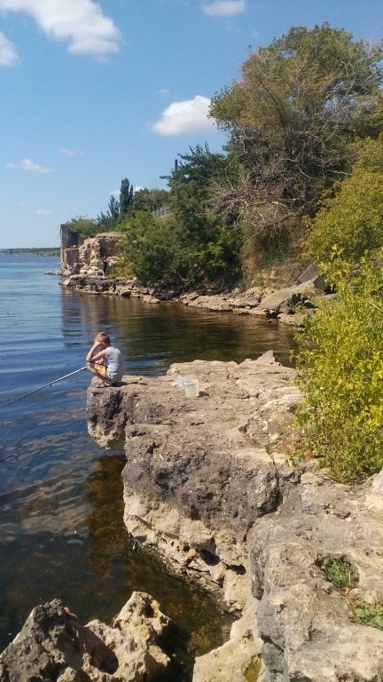 Бериславский берег очень крутой,  стоять на каменных скалах  опасно. Но рыбаки смело идут на рыбалку и ловят "бычков"., Берислав