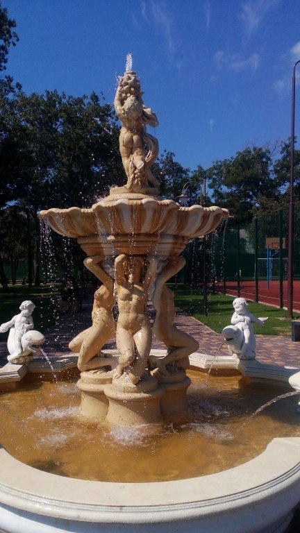 Бериславский фонтан своей ржавой водой "одел"  оголенные фигуры женщин в коричневую."прозрачность"  и сделал их "загорелыми"., Берислав