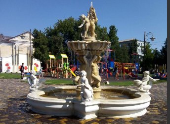 Бериславський оновлений парк з фонтанами, качелями, каруселями знаходиться на колишній Базарній площі., Берислав