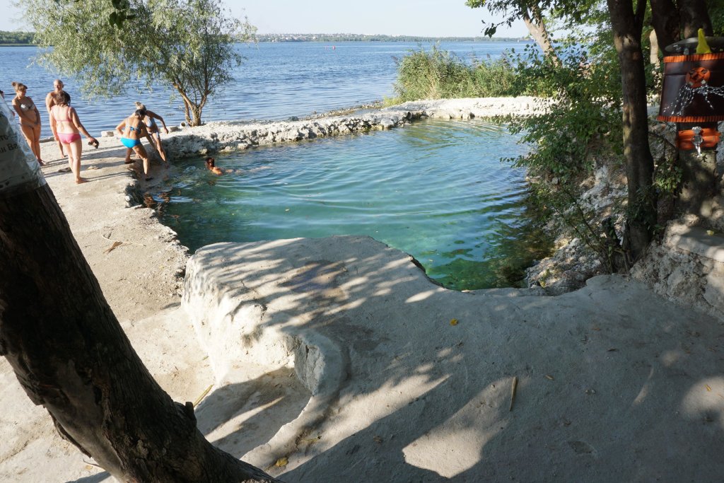 Искусственный бассейн заполненный проточной родниковой водой, Новая Каховка