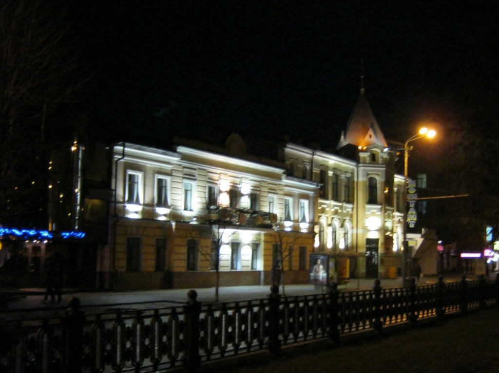 г.Днепр, дом с подсветкой на центральной улице, Днепропетровск