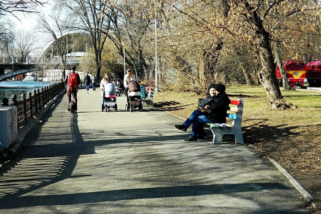 г.Днепр, весенний день у пруда центрального парка, Днепропетровск
