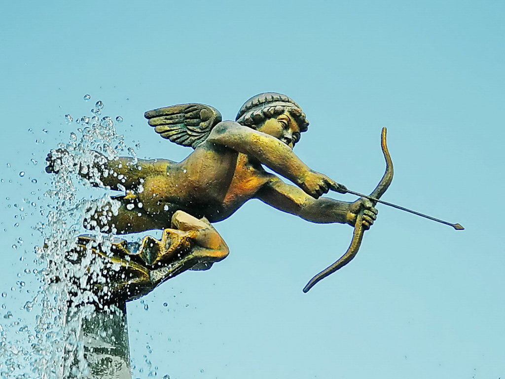 г.Днепр, фигура веселого Амура над фонтаном влюбленных -- один из символов города, Днепропетровск