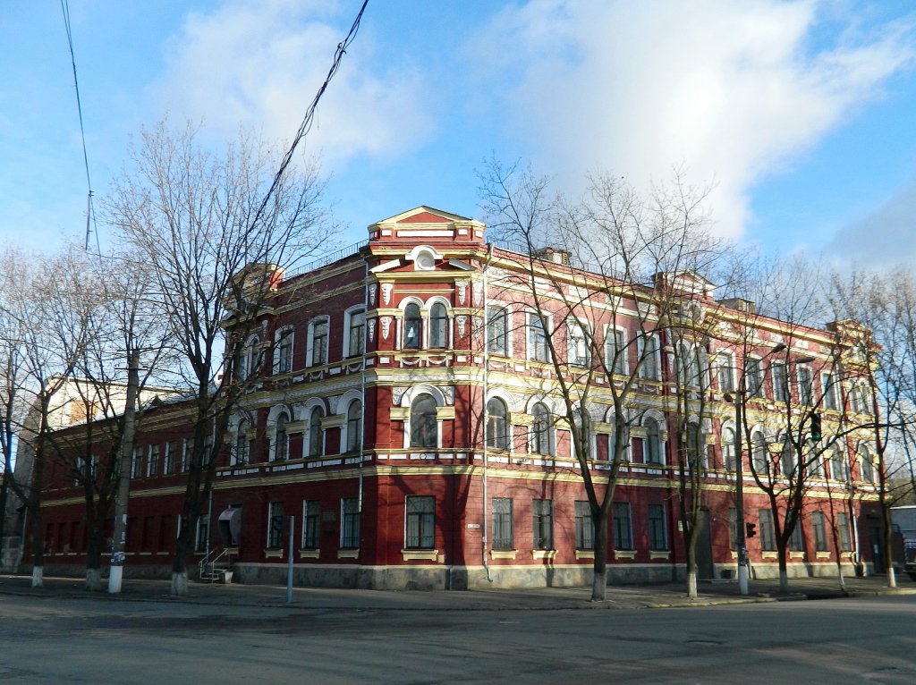 г.Днепр, красивое угловое здание на центральной улице, Днепропетровск