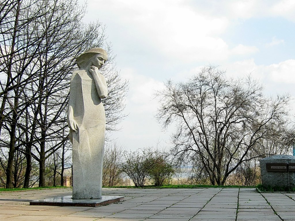 г.Днепр, Вечная невеста -- памятник студентам, погибшим в войне 1941-1945гг., Днепропетровск