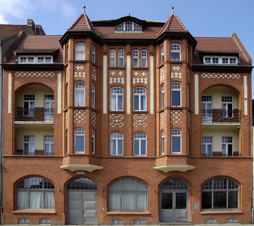 Brandenburg, hübsch restaurierte Fassade (Neustädter Markt), Бранденбург