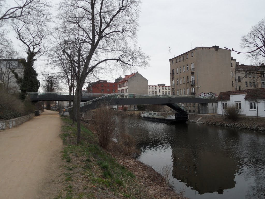 Neue Brücke über den Stadtkanal - im April 2011 noch im Bau, Бранденбург
