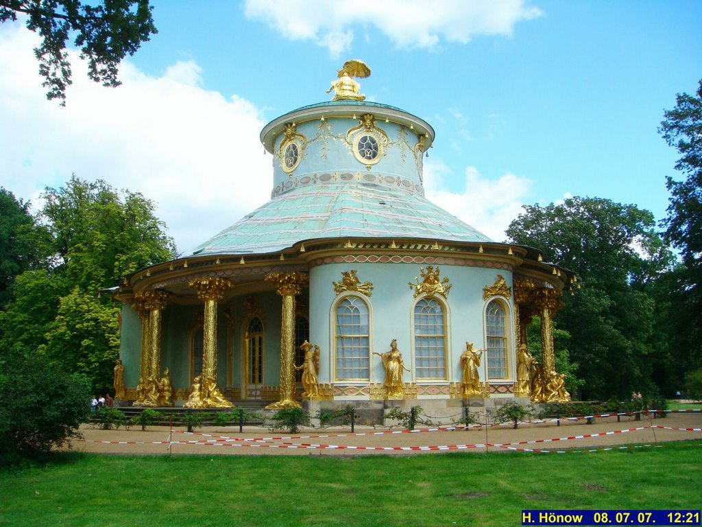 Potsdam. Das chinesische Teehaus im Park Sanssouci, Потсдам