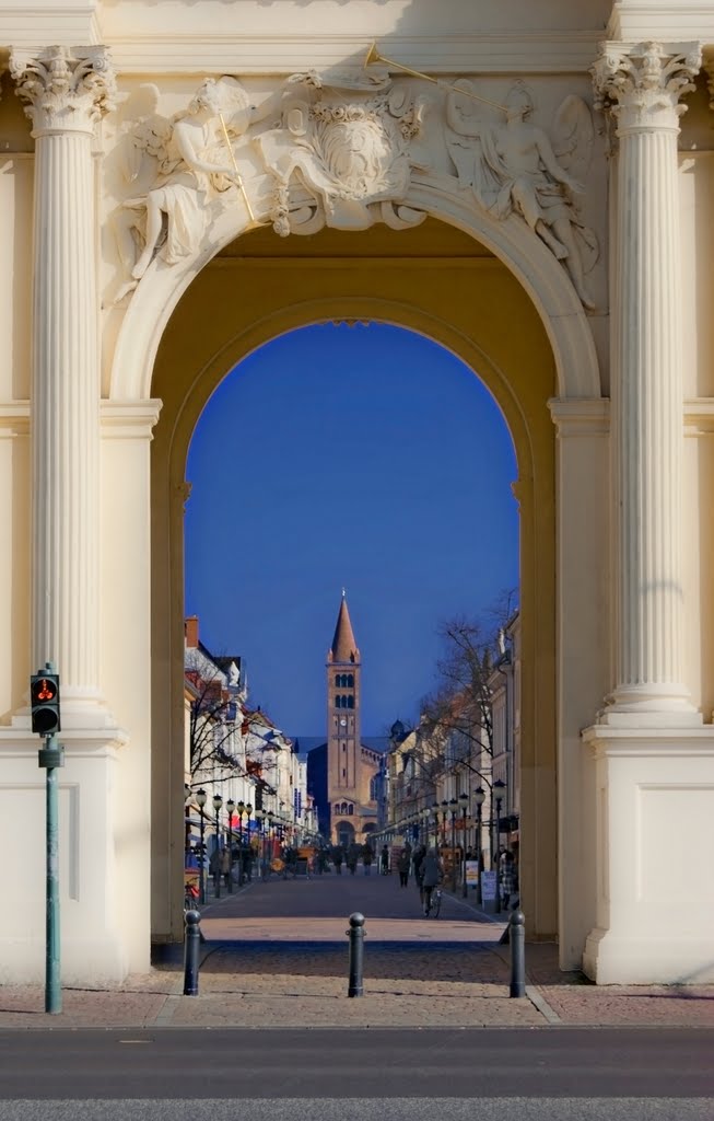 Blick durch das Brandenburger Tor auf die St. Peter und Paul Kirche in Potsdam., Потсдам